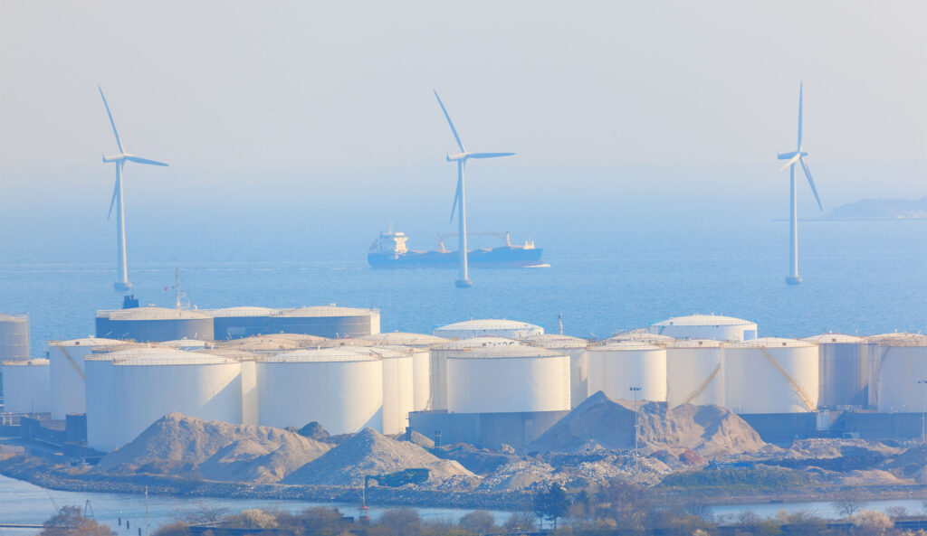 Petroleumslagring i København. Kystnære tanker med olje. Vindkraftpark i Nordsjøen.